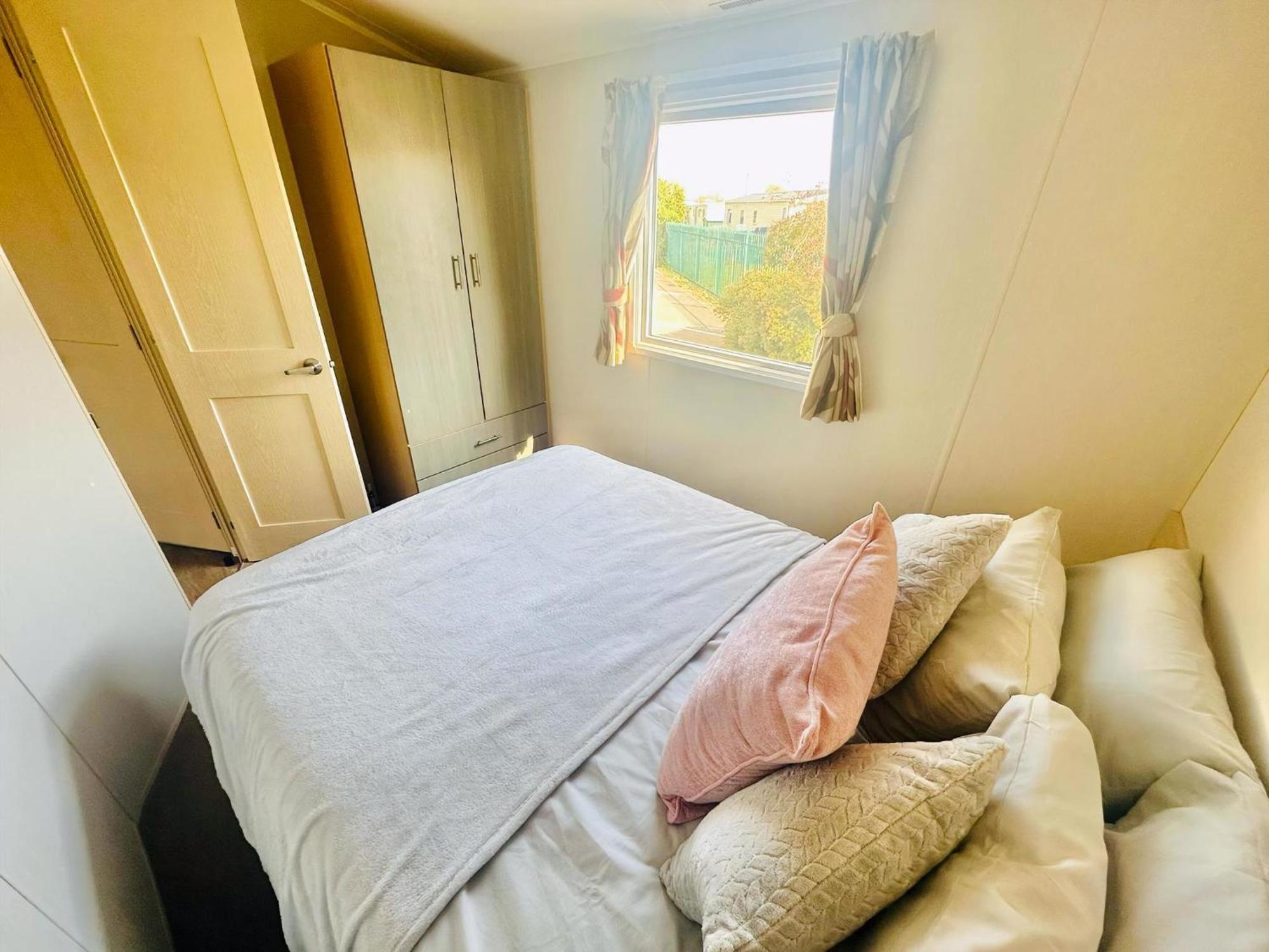 Great 8 Berth Caravan For Hire At Seawick Holiday Park In Essex Ref 27227Sw Clacton-on-Sea Εξωτερικό φωτογραφία