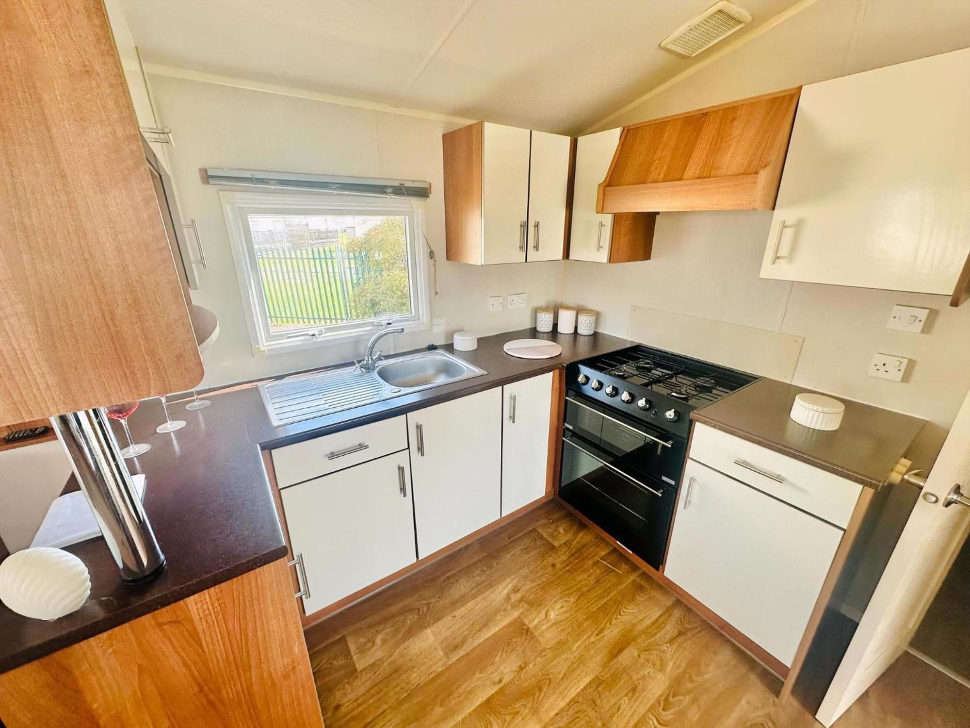 Great 8 Berth Caravan For Hire At Seawick Holiday Park In Essex Ref 27227Sw Clacton-on-Sea Εξωτερικό φωτογραφία