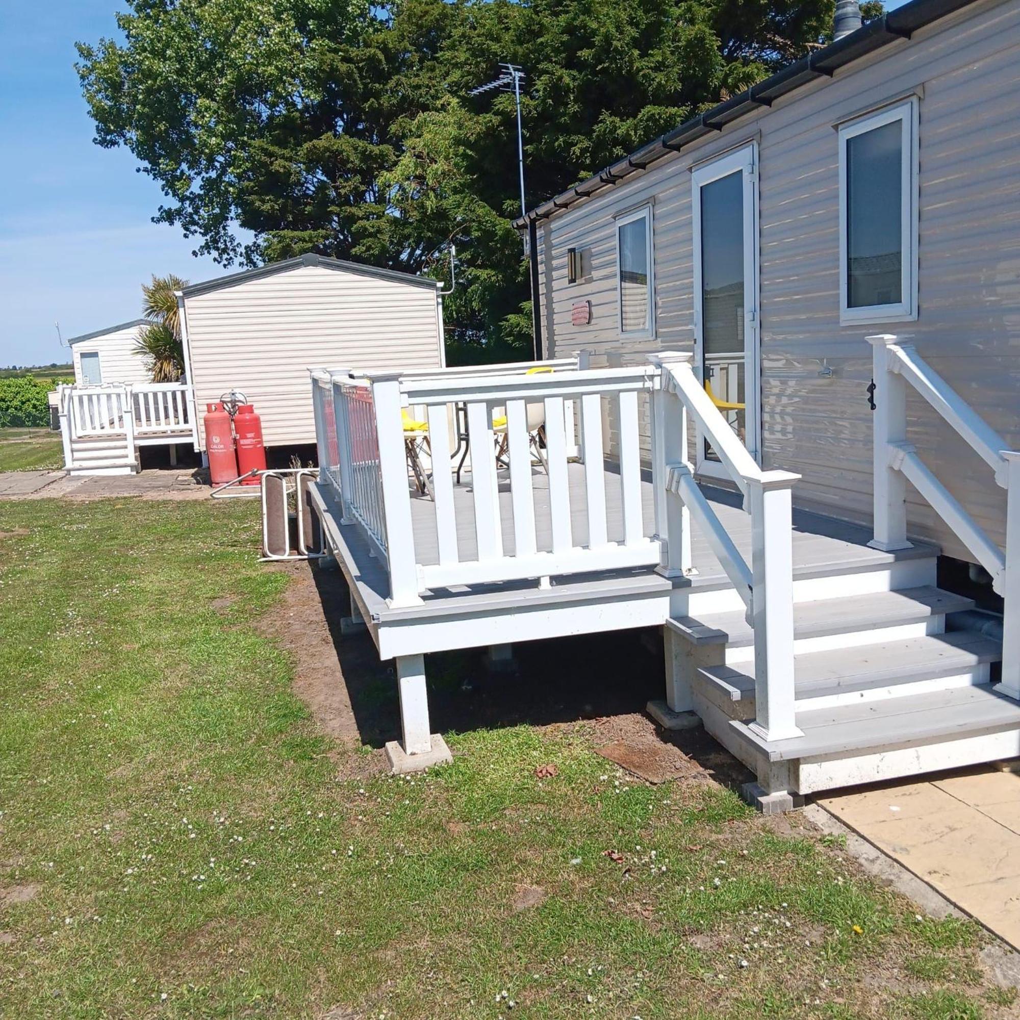 Great 8 Berth Caravan For Hire At Seawick Holiday Park In Essex Ref 27227Sw Clacton-on-Sea Εξωτερικό φωτογραφία